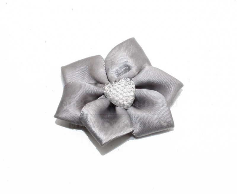                       Szatén rózsa strasszkővel Kitűzők, Brossok