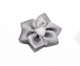                       Szatén rózsa strasszkővel Kitűzők, Brossok