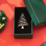                                                             Strassz karácsonyfa bross